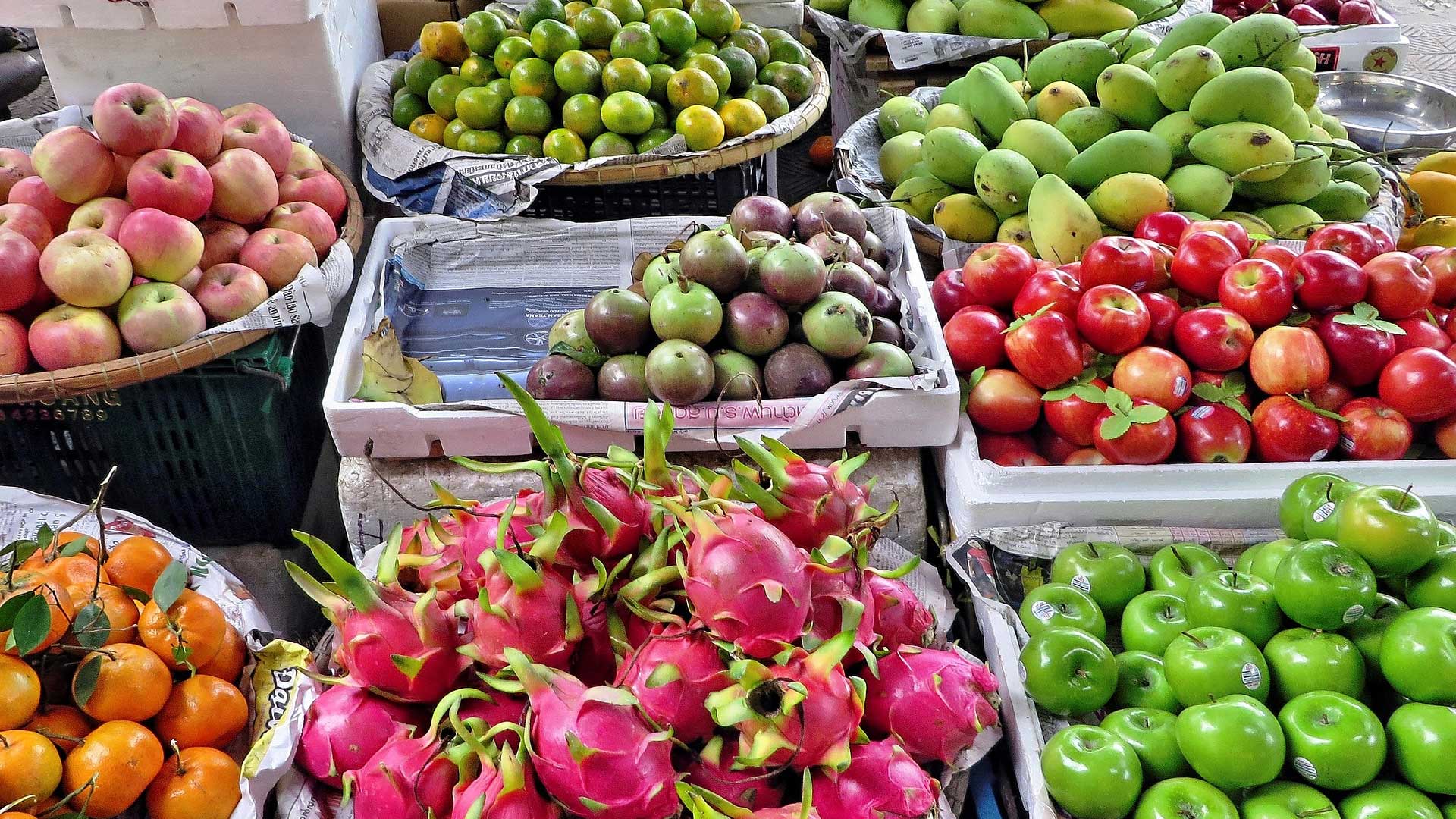 Etal fruits exotiques marché